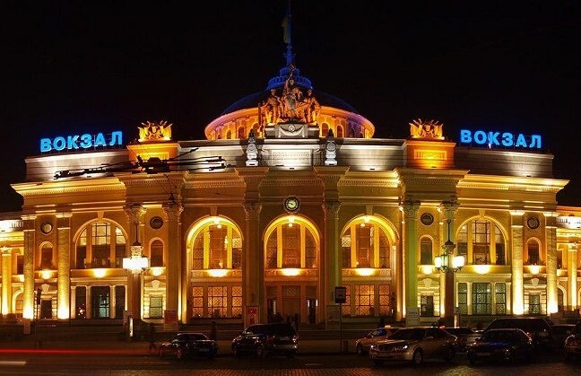 «Укрзалізниця» вимикає підсвітку Одеського та інших великих вокзалів