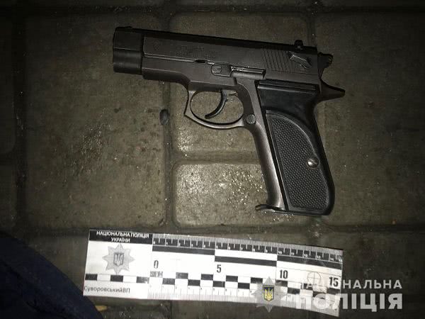 Одессит решил развязать конфликт в баре стрельбой (ВИДЕО)
