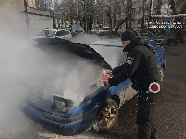 Одесские патрульные погасили пожар в автомобиле (фото)