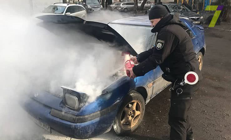 Одесские патрульные тушили загоревшуюся на Черёмушках легковушку (фото)
