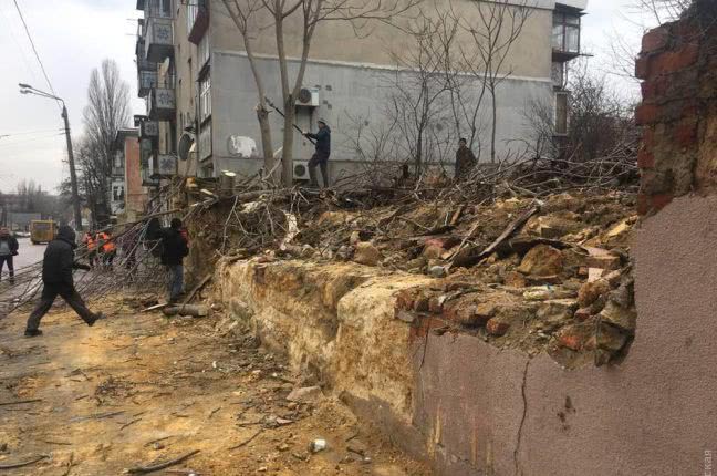 Старая Одесса рушится: за день в городе рухнула стена и упал фрагмент балкона