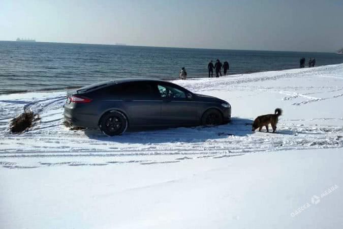 На пляже города-спутника Одессы лихач на иномарке сделал неудачный дрифт (фото)