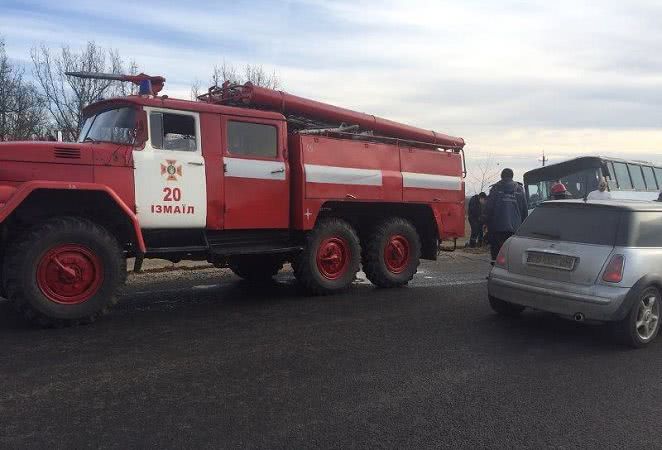 Измаильский район: застрявший в болоте автобус “пленил” своих пассажиров (фото)