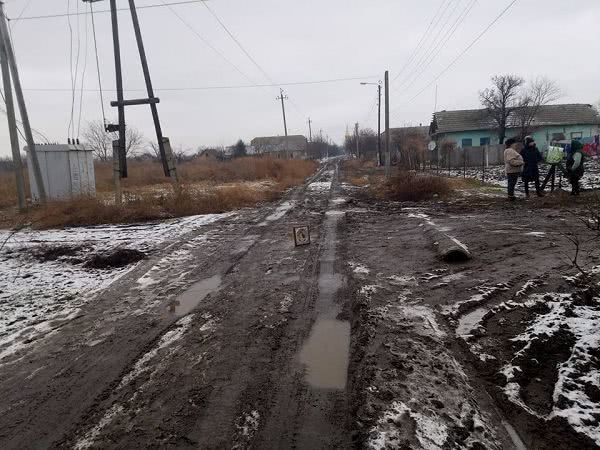 В Килии неизвестный установил икону прямо в центре болотистого перекрестка грунтовой улицы (фотофакт)
