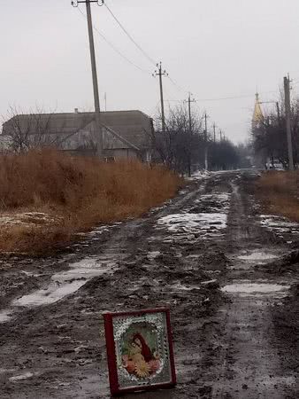 В Килии неизвестный установил икону прямо в центре болотистого перекрестка грунтовой улицы (фотофакт)