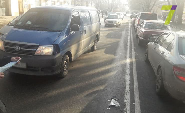 Невнимательный пешеход попал под микроавтобус на Молдаванке (фото)