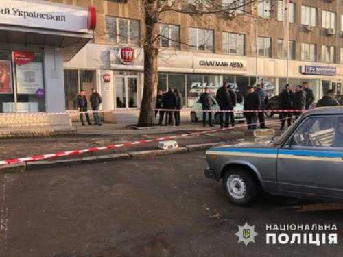 В Николаеве мужчина, проигравший судебное дело, расстрелял семейную пару под зданием райсуда