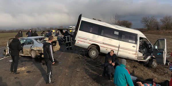 Под Одессой перевернулась маршрутка с пассажирами: первые фото и видео с места аварии