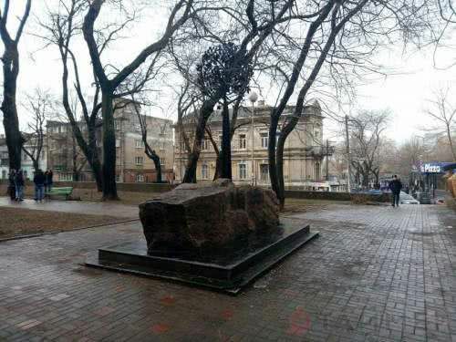 Фотофакт: в Одессе осквернили памятник комсомольцам