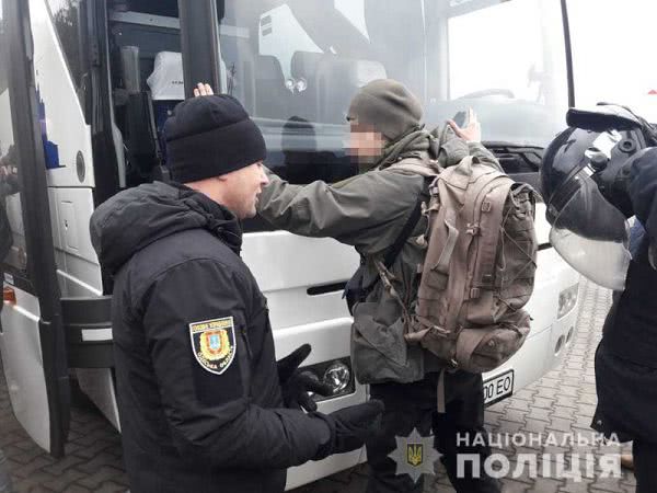 На Киевской трассе спецотряд полиции проверяет автобусы