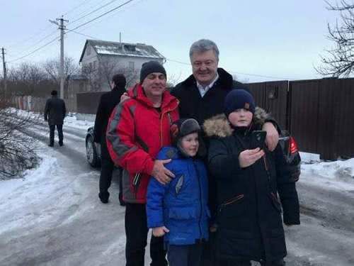 Порошенко повторил пиар ход Путина: сфотографировался с плачущим ребёнком Порошенко повторил пиар ход Путина: сфотографировался с плачущим ребёнком