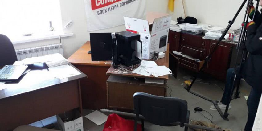 В Одеській області розгромили офіс штабу Порошенка
