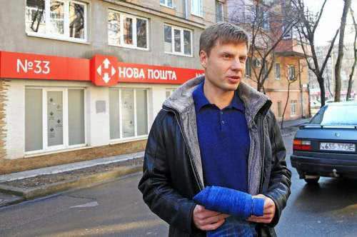 Гончаренко отправил Тимошенко джинсы «Новой почтой», предлагая ей отказаться от участия в президентской гонке