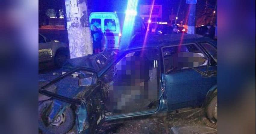 В Одессе авто влетело в электроопору: есть погибшие