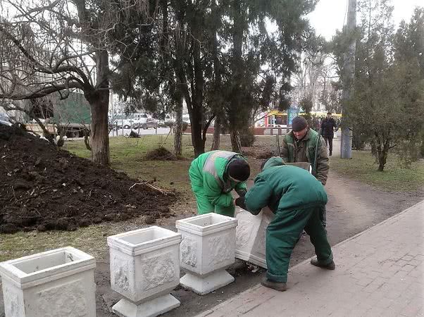 Установка цветочных вазонов на Привокзальной площади в Одессе