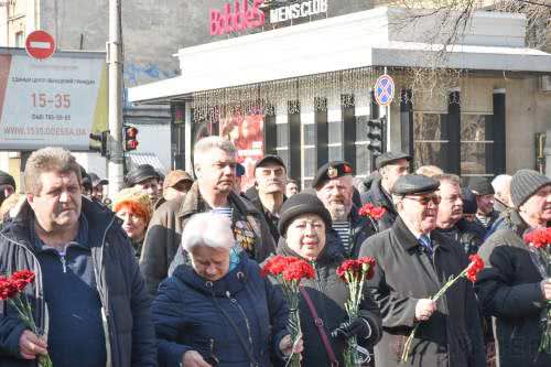 Фотофакт: в Одессе сотни ветеранов-афганцев прошествовали маршем с боевой техникой 