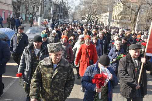 Фотофакт: в Одессе сотни ветеранов-афганцев прошествовали маршем с боевой техникой 