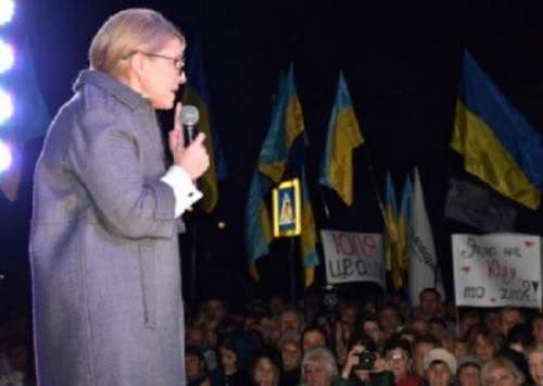 В Киевской области Тимошенко забросали дымовыми шашками
