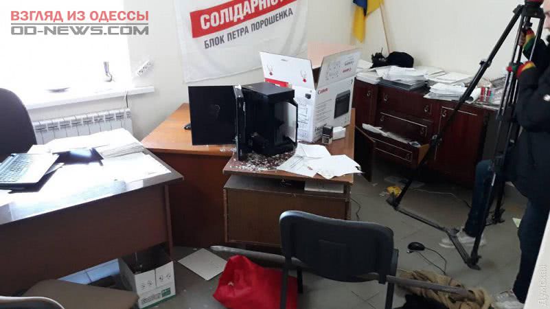 Одесская область: в райцентре Окны устроили ночной погром офиса Блока Порошенко