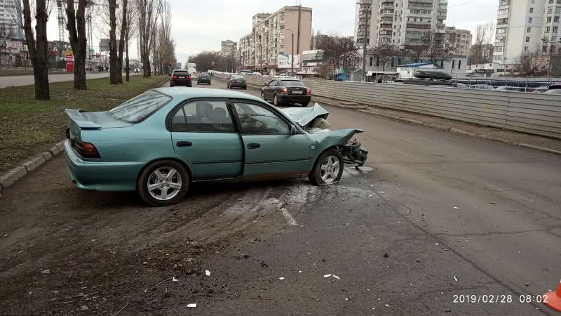 Утреннее ДТП в Одессе: на поселке Котовского водитель въехал в дерево. Фото
