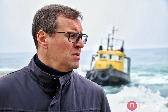 Буксир «Параллель», который тащил контрабанду и сел на мель возле пляжа «Дельфин», уберут, но кто и когда — неизвестно. Фото
