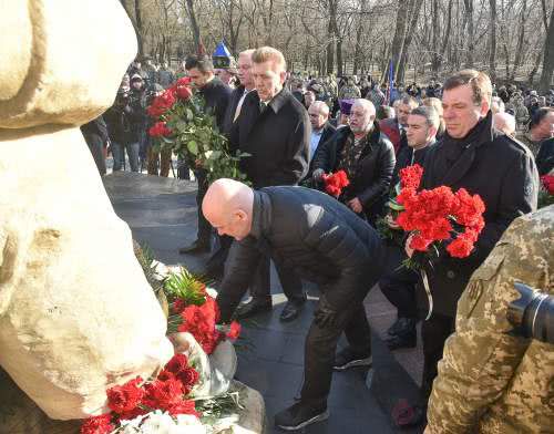 Фотофакт: в Одессе сотни ветеранов-афганцев прошествовали маршем с боевой техникой 