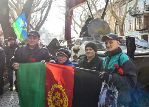 Фотофакт: в Одессе сотни ветеранов-афганцев прошествовали маршем с боевой техникой 