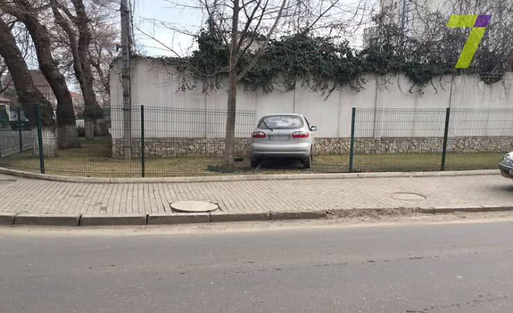 Микроавтобус протаранил легковушку на подъезде к площади Толбухина (фото)