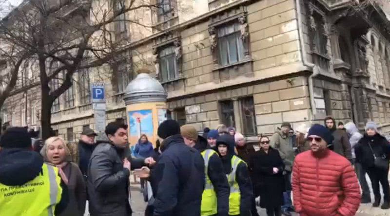 В центре Одессы активисты заблокировали движение транспорта: что происходит