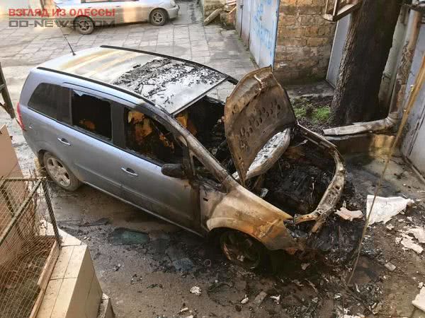 В Одессе подожгли автомобиль известного писателя