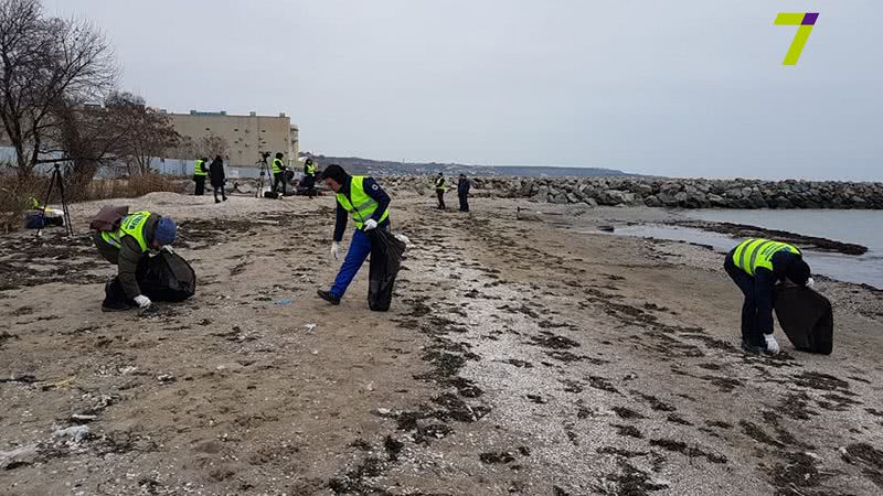Одесские активисты вышли на уборку пляжа (фото)