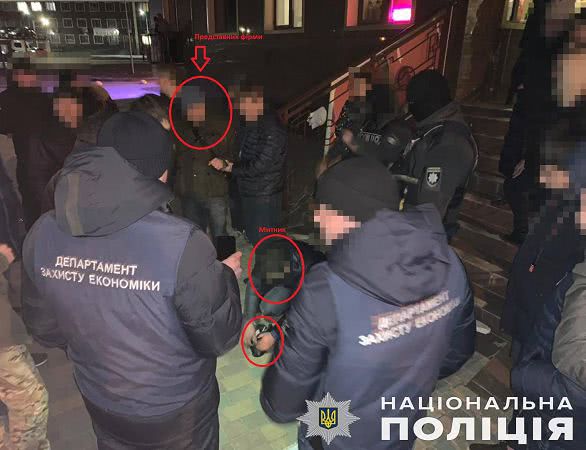 В Одессе на взятке задержали инспектора таможни (фото)
