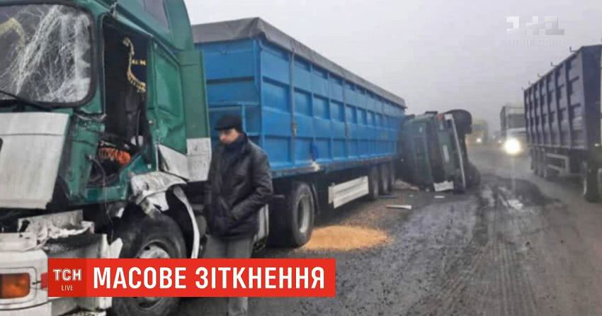 На Одеській трасі через туман та ями сталася масштабна ДТП