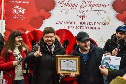 Фотофакт: в Одессе установили новый рекорд Украины по дальности стрельбы шампанским
