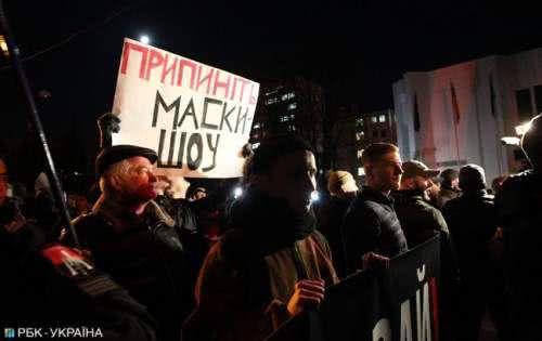 В Киеве под зданием МВД проходит акция националистов «Бандера, вставай!» В Киеве под зданием МВД проходит акция националистов «Бандера, вставай!»