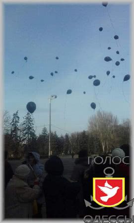 Фотофакт: 4 года и 9 месяцев Одесской Хатыни. В небо улетело 48 чёрных шаров Фотофакт: 4 года и 9 месяцев Одесской Хатыни. В небо улетело 48 чёрных шаров