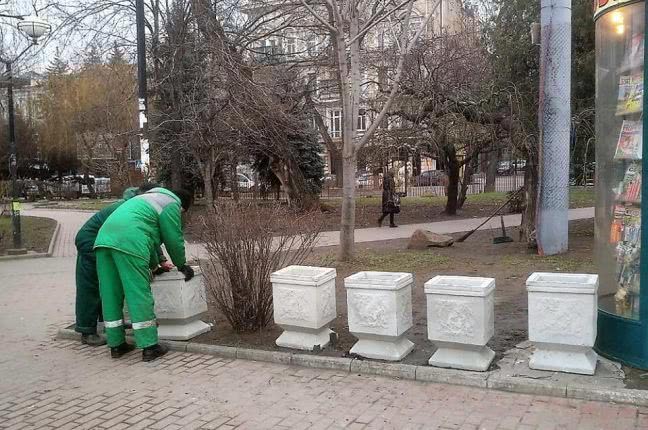 Эстетично и практично: на Привокзальной площади в Одессе установили цветочные вазы