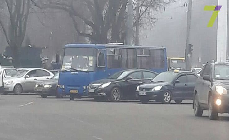 Маршрутка и легковушка не поделили дорогу в Одессе (фото)