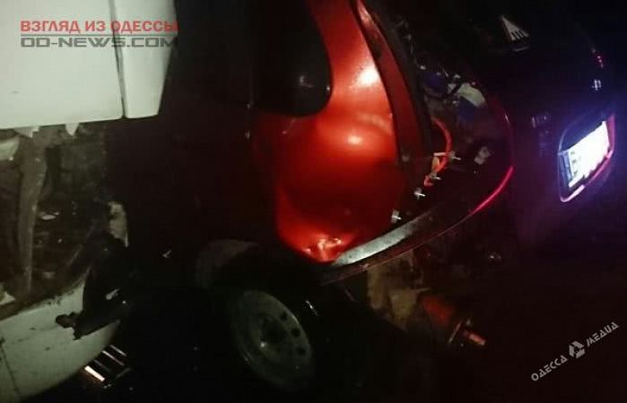 Под Одессой грузовик на скорости въехал в два автомобиля: есть пострадавшие