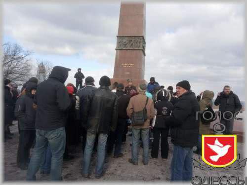 Фотофакт: 23 февраля одесситы возложили цветы к памятнику Неизвестному матросу