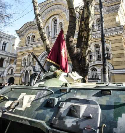 Фотофакт: в Одессе сотни ветеранов-афганцев прошествовали маршем с боевой техникой 