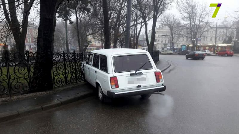 Пьяный водитель въехал в ограду на Привокзальной площади в Одессе (фото)