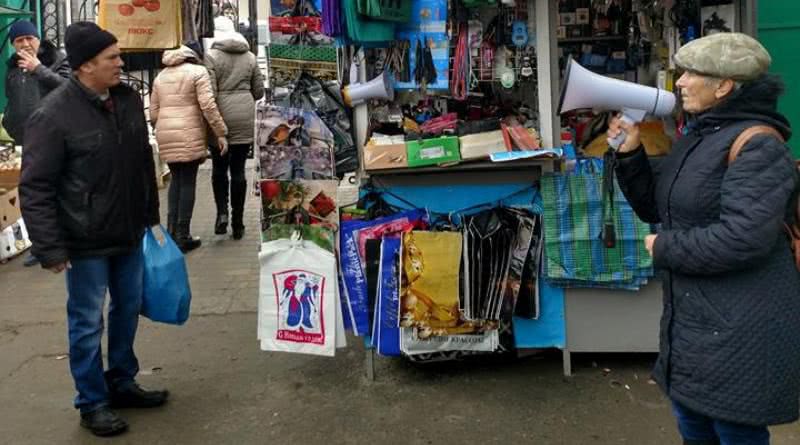 В Татарбунарах пенсионерка-активистка, вооруженная рупором, убеждает людей заключить договора на вывоз мусора