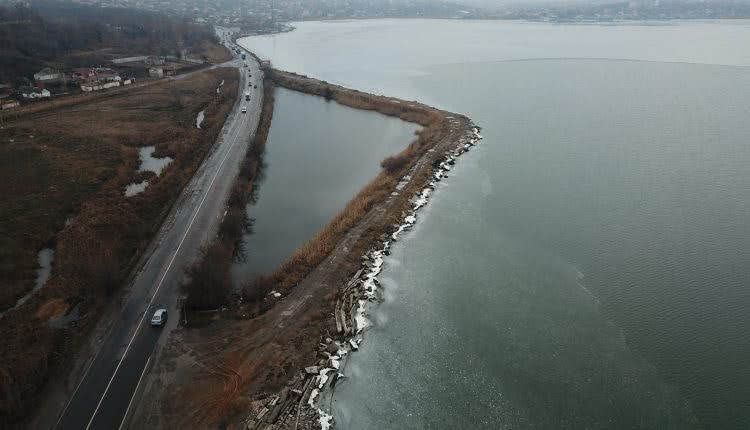Поселок Котовского может отрезать от города гораздо раньше: снова разрушается Хаджибейская дамба (фото)