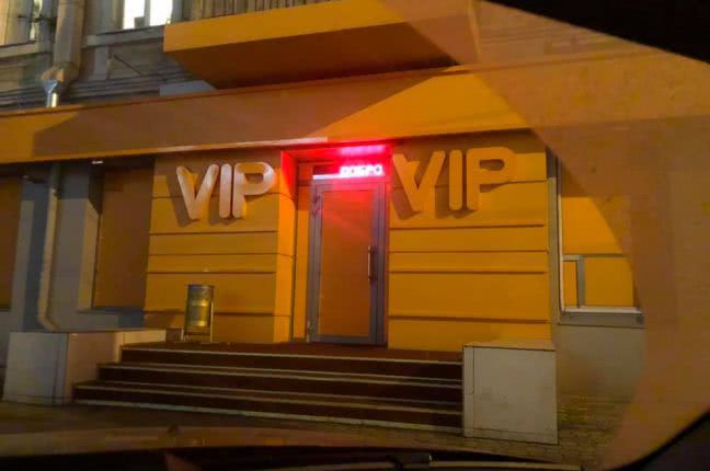 В Одессе активисты хотят вывезти мебель и технику из игорного клуба, чтобы передать в интернат