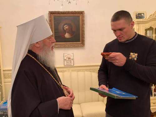 Усик в Одессе попросил благословения у митрополита Агафангела Усик в Одессе попросил благословения у митрополита Агафангела