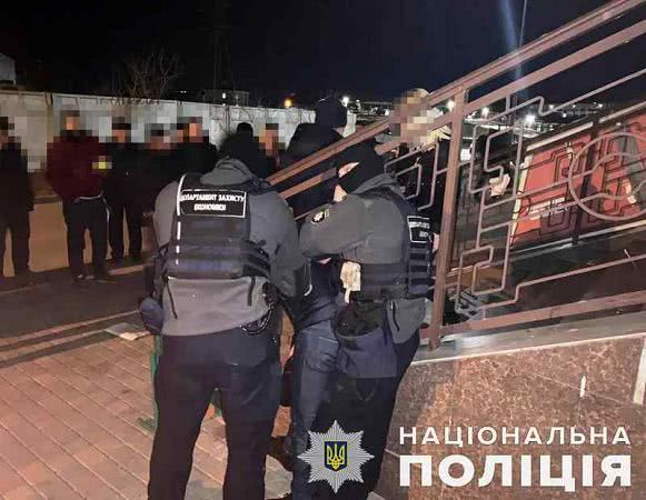 Таможня дает добро за взятку: в Одессе задержали главного госинспектора (фото)
