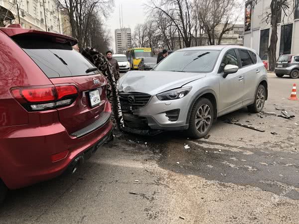 В Одессе на проспекте Шевченко столкнулись три иномарки (фото)