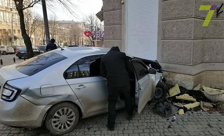 Автомобиль врезался в стену дома в центре Одессы (фото)