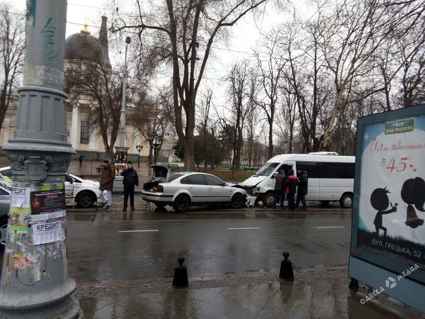 Утро в Одессе началось с ДТП: заблокированные трамваи, «паровоз» из машин и протараненный маршруткой «ВАЗ» (фото)